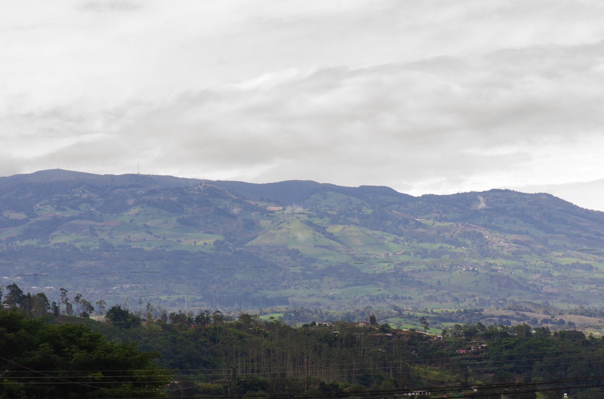 Laderas agrícolas de Cartago bajo el macizo volcánico