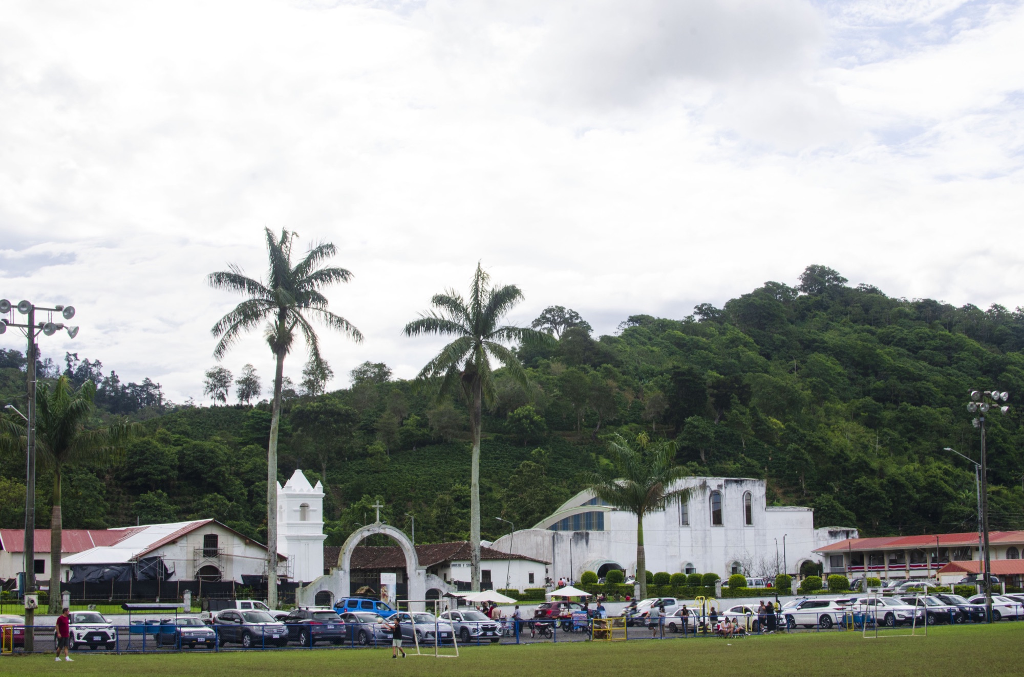 Vista del templo de Orosí y su entorno montañoso