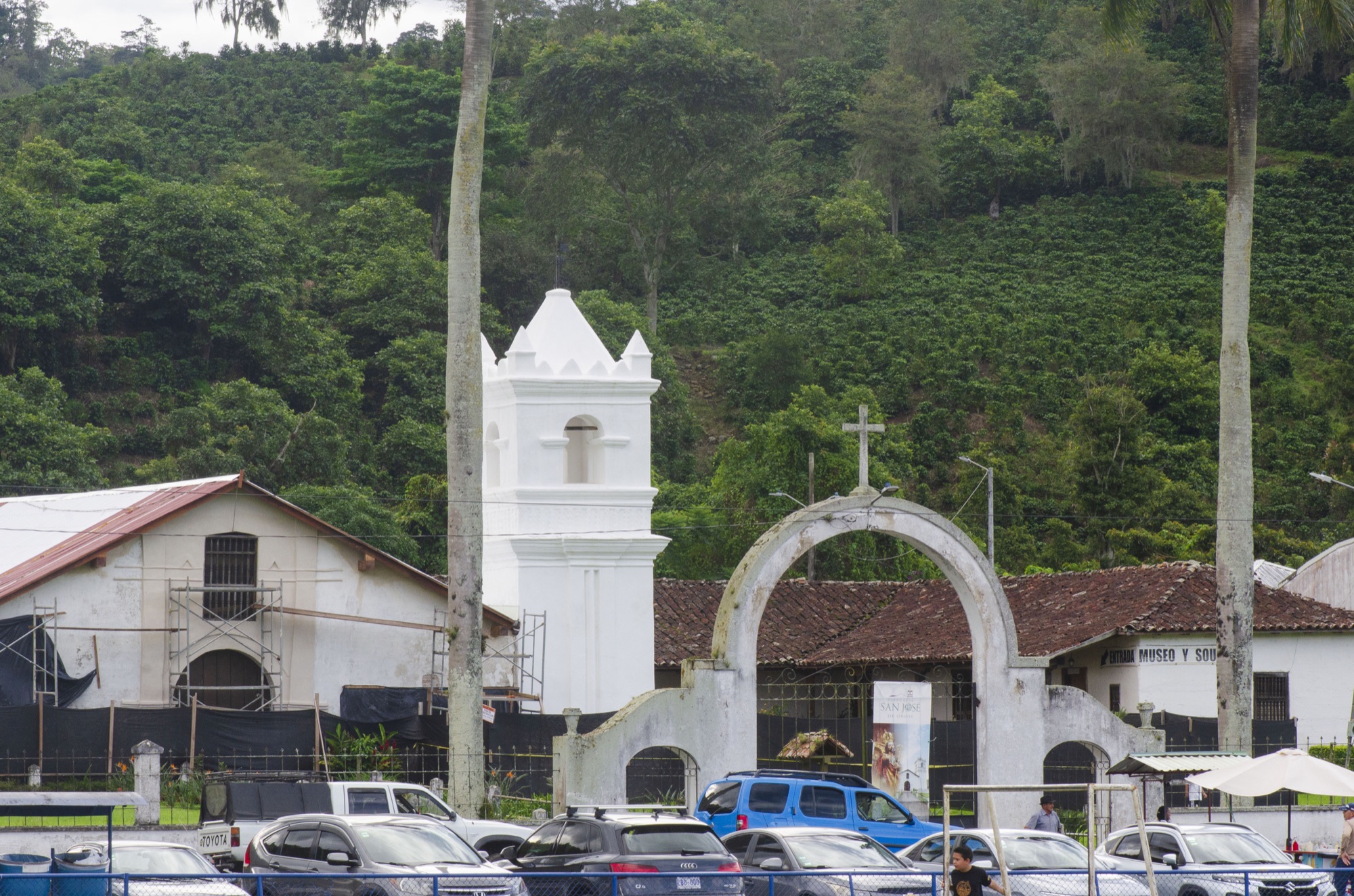 Templo colonial de Orosí rodeado de montañas