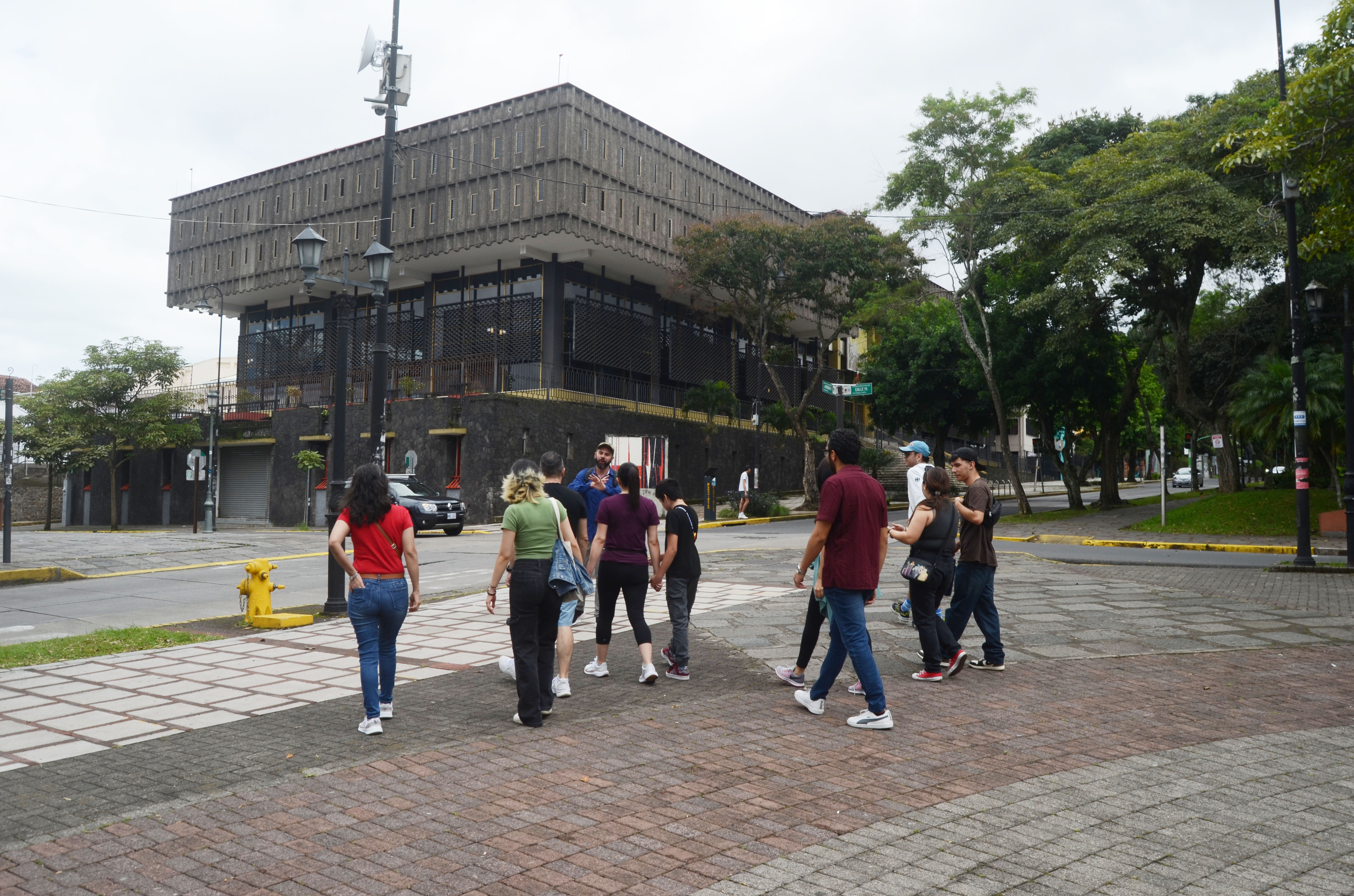 Grupo frente a la Biblioteca Nacional de Costa Rica