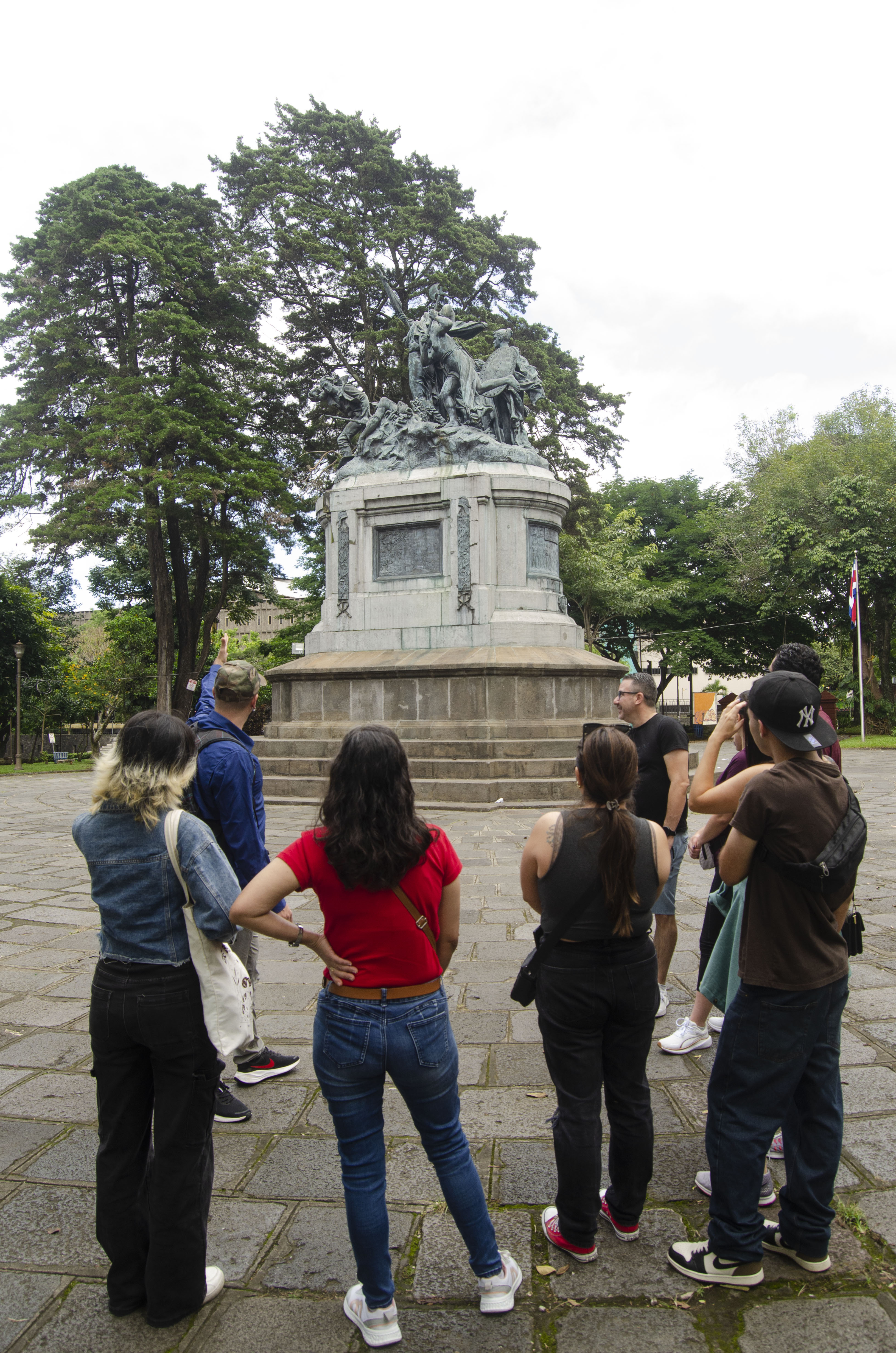 Oscar guiando un grupo junto a un monumento histórico